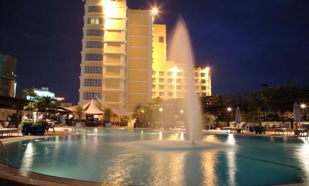 1. Khách sạn New World Sài Gòn (76 Lê Lai, Quận 1, TP.HCM). Khách sạn bao gồm 552 phòng nghỉ và căn hộ được thiết kế và trang trí trang nhã mang nét Châu Âu. Những bức tranh, bình hoa được trang trí trong phòng, sảnh mang nét sang trọng và tinh tế. Nằm tại khu trung tâm thương mại sầm uất của TP.HCM, cách chợ Bến Thành chỉ vài bước đi bộ và chỉ 20 phút lái xe từ sân bay quốc tế Tân Sơn Nhất. Ảnh: Dulichvietnam.