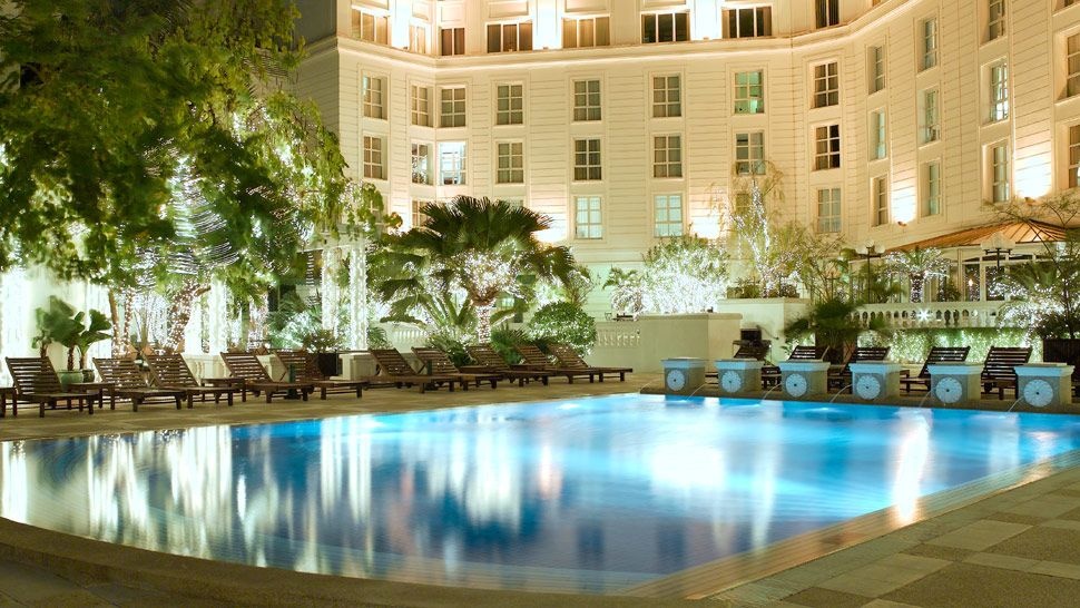 2. Khách sạn Sofitel Metropole, 15 Ngô Quyền Hà Nội. Khách sạn với lối kiến trúc cổ kính thời Pháp thuộc, vị trí gần hồ Hoàn Kiếm và Nhà hát lớn thành phố. Được xây dựng từ năm 1901, đây là khách sạn 5 sao đầu tiên tại Hà Nội và cũng là khách sạn có giá phòng cao nhất, từ 7,6 – 8,4 triệu đồng / phòng.. Ảnh: vietnamhotel.