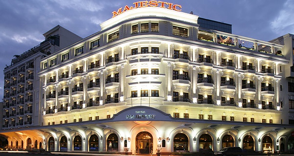 2. Khách sạn Majestic Sài Gòn( số 1 Đồng Khởi, Quận 1 TP.HCM). Là một trong những khách sạn có bề dày lịch sử nổi tiếng của Sài Gòn (1925 - 2015), biểu tượng cho sự xa hoa tráng lệ của người Sài Gòn khi xưa. Với hồ bơi đẹp mắt ở sân giữa khách cùng các tiện ích khác có tại đây gồm trung tâm thể dục, sòng bạc. Ngoài ra tại đây còn có các tiện nghi giải trí và thư giãn như mát xa, jacuzzi, tắm hơi, spa, sân tennis. Ảnh: Datphong24.