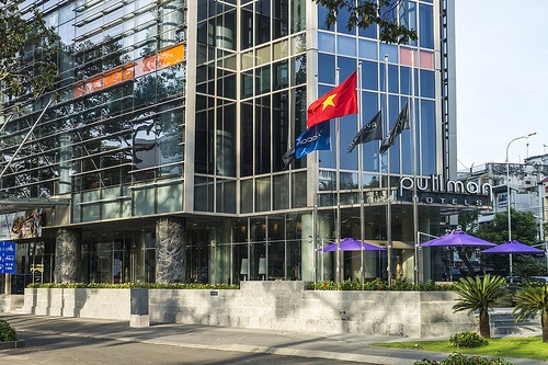 4. Khách sạn Pullman Sài Gòn (148 Trần Hưng Đạo, Quận 1 TP.HCM). Là một khách sạn tiêu chuẩn 5 sao quốc tế mới nhất được xây dựng tại Sài Gòn,  Pullman bao gồm 306 phòng với các loại Superior, Deluxe, Executive, Suite... Mỗi phòng đều mang phong cách riêng biệt, được trang bị đầy đủ các thiết bị tiện nghi hiện đại như LED TV, dụng cụ pha trà, cà phê, wifi internet, bồn tắm...  Ngoài ra nhà hàng trên tầng mái khách sạn còn phục vụ bữa sáng và có thiết kế nướng thịt hình tròn độc đáo cũng như bếp biểu diễn trực tiếp. Ảnh: Hanoimoi.