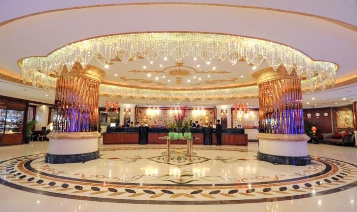 6. Khách sạn Windsor Plaza (Số 18 An Dương Vương, Quận 5 TP.HCM). Khách sạn với 405 phòng bao gồm thiết kế sang trọng, hiện đại và đầy đủ tiện nghi cùng đội ngũ nhân viên thân thiện. Nơi đây tự hào có phòng disco lớn nhất Việt Nam, nhà hàng Ngân Đình đã giành giải thưởng giành cho các nhà hàng Trung Quốc, Talk of the Town - một nhà hàng Italy trên tầng 25 với tầm nhìn 360 độ và một bể bơi trên tầng thượng. Ảnh: Khachsan.odau