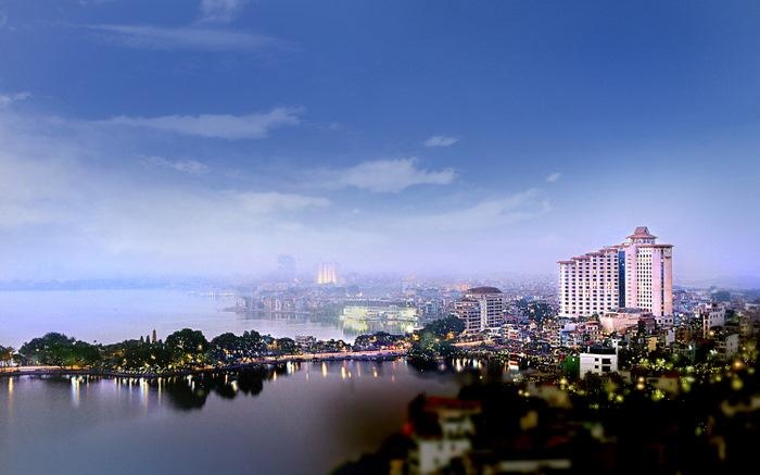 8. Khách sạn Sofitel Plaza, số 1 đường Thanh Niên, Ba Đình Hà Nội. Khách sạn với trung tâm hội nghị được trang bị cơ sở vật chất hiện đại với sức chứa hơn 500 người. Ngoài ra khách sạn còn trang bị tổ hợp giải trí xung quanh bao gồm các quán bar, nhà hàng, cậu lạc bộ sức khỏe, bể bơi, dịch vụ spa chuyên nghiệp… . Ảnh: vietrip.