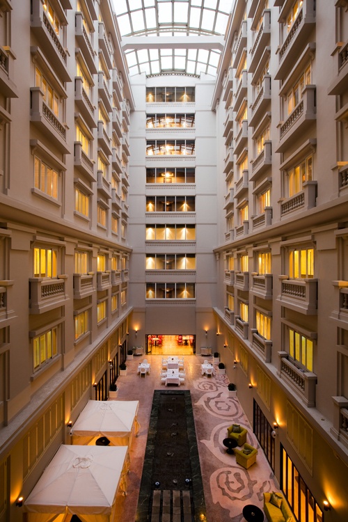 9. Khách sạn De L’Opera, 29 Tràng Tiền, Hoàn Kiếm Hà Nội. Cách hồ Hoàn Kiếm 100m, khách sạn nằm trong quần thể văn hóa, du lịch của thủ đô. De L’Opera là điểm đến nổi tiếng hàng đầu với những khách hàng đam mê ẩm thực và du lịch, được xếp hạng là một trong số 13 lựa chọn tốt nhất đối với người Việt Nam.. Ảnh: vietnamaventure.