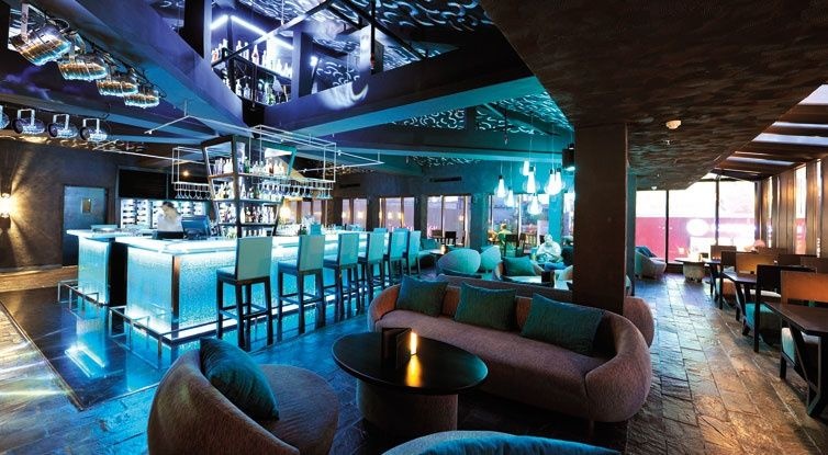 9. Khách sạn Movenpick (253 Nguyễn Văn Trỗi, quận Phú Nhuận TP.HCM). Là khách sạn đạt tiêu chuẩn 5 sao với 251 phòng bao gồm phòng phòng Superior, phòng Deluxe, phòng Premium, phòng Family và phòng Executive Club. Tất cả các phòng đều được trang thiết bị hiện đại và tiện nghi hiện đại. Với những ánh đèn lung linh chiếu sáng trên con đường Nguyễn Văn Trỗi một trong những con đường đẹp nhất của thành phố. Ảnh: Noithatphangia.