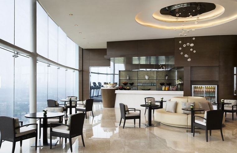 12. Khách sạn JW Marriott (số 8 Đỗ Đức Dục, Mễ Trì, Từ Liêm, Hà Nội). Khách sạn này cạnh Trung tâm Hội nghị Quốc gia, tòa nhà Kaegnam cao nhất Việt Nam, và sân vận động quốc gia Mỹ Đình. Các phòng đều được trang bị truyền hình vệ tinh, tivi màn hình phẳng, minibar, các tiện nghi giải trí như hồ bơi trong nhà, spa, cùng nhiều trang bị nội thất hiện đại khác. Ảnh: Bitexco.