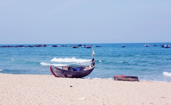 Nhìn từ trên cao, biển Lộ Diêu tạo thành một đường cong mềm mại.