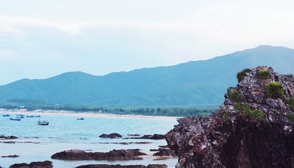 Qua quá trình hình thành và mài mòn của tự nhiên, những phiến đá nơi đây có nhiều hình thù rất độc đáo. Vì chưa được khai thác nhiều nên cảnh biển nơi đây vẫn còn nguyên sơ. Từ trên cao nhìn xuống, bãi biển Lộ Diêu tạo thành một đường cong mềm mại, uốn lượn theo bãi cát vàng lấp lánh, lưng tựa vào vách núi sừng sững.