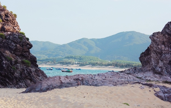 Đứng ở bất kỳ vị trí nào trên gành, bạn cũng đều nhìn thấy bức tranh thiên nhiên với ngọn núi hùng vĩ được bao phủ bởi rừng xanh và sóng biển nhấp nhô, vỗ về quanh chân núi.