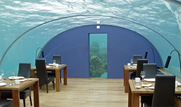 Ithaa Undersea, đảo Rangali, Maldives. Trải nghiệm hiếm có khi bạn vừa có thể ngắm những đàn cá bơi xung quanh, vừa có thể thưởng thức những món cá ngon tuyệt.