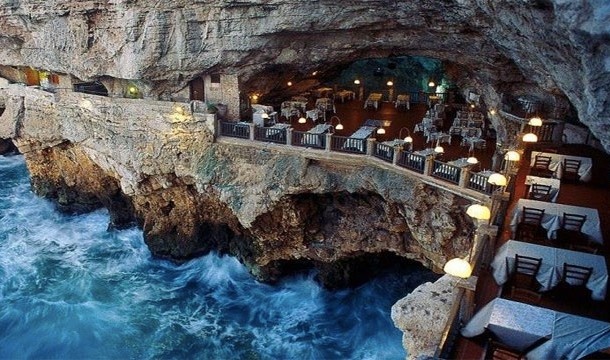 Grotta Palazzese, Puglia, Italy. Nhà hàng được xây dựng trong một bức tường bằng đá bên bờ biển, sẽ cho du khách nhiều bất ngờ.