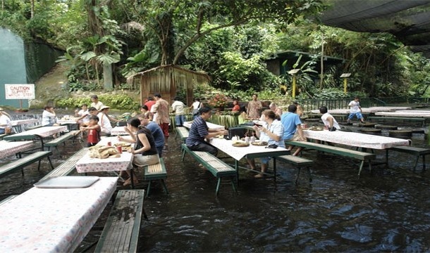 Nhà hàng Labassin Waterfalls, San Pablo, Philippines. Du khách phải rất cẩn thận kẻo mất giầy khi dùng bữa tại đây, bởi nhà hàng nằm ngay giữa một dòng sông.