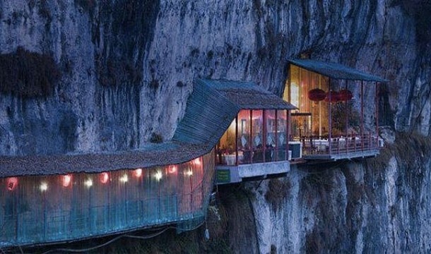Fangweng, Nghi Xương Trung Quốc. Nằm treo leo vách núi trông khá đáng sợ, tuy nhiên đồ ăn tại đây rất ngon.