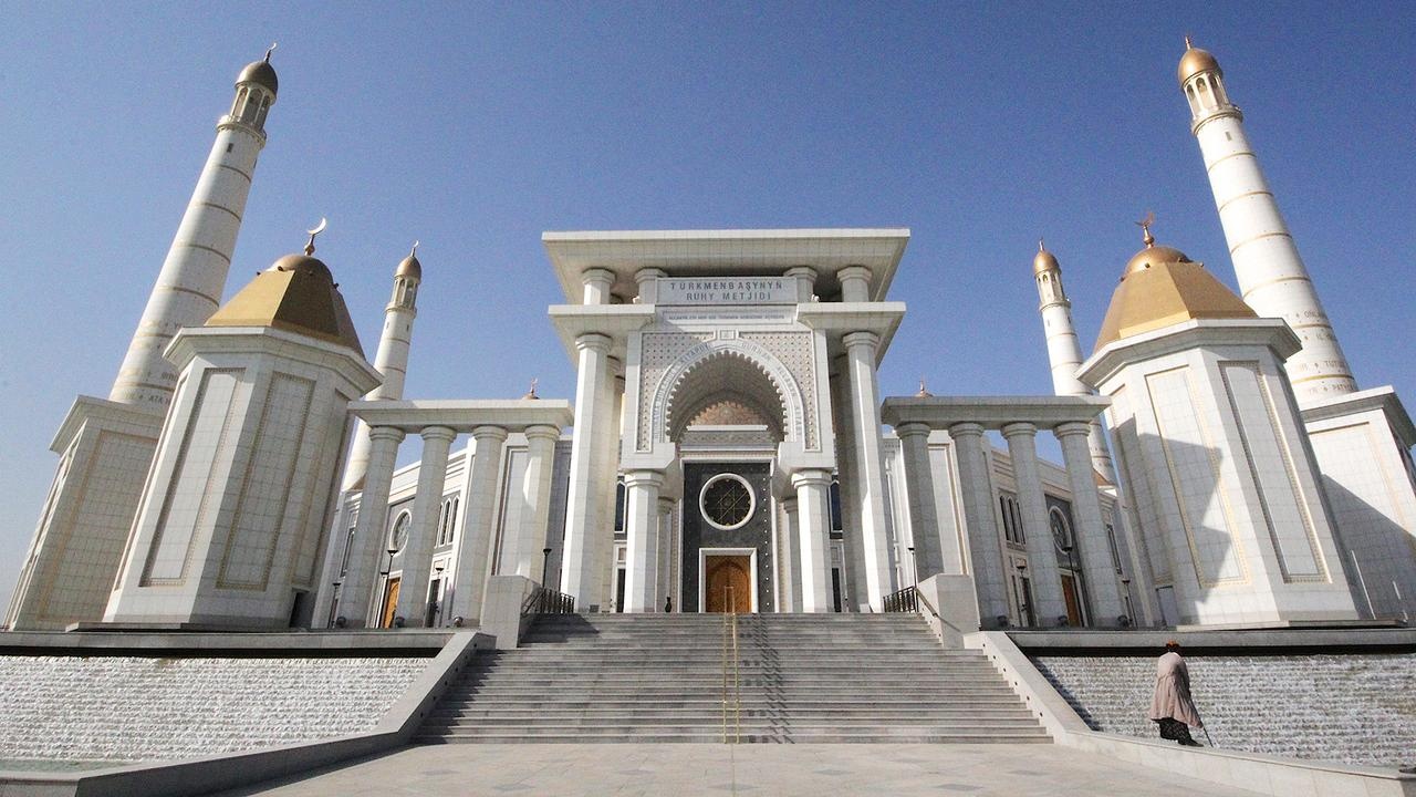 Tọa lạc tại rìa sa mạc Karakum, Ashgabat là một thành phố hiện đại tỏa sáng với một vẻ hào nhoáng kỳ lạ. Hình ảnh thường thấy tại đây là những tòa nhà bằng đá cẩm thạch vùng với đại lộ rộng lớn, được dát mái vàng có kiến trúc khác thường với những khu vườn được chăm sóc kỹ lưỡng, đài phun nước, tượng đài được thắp sáng. Về vẻ ngoài, thành phố không hề thua kém Abu Dhabi hay Dubai ở Trung Đông.