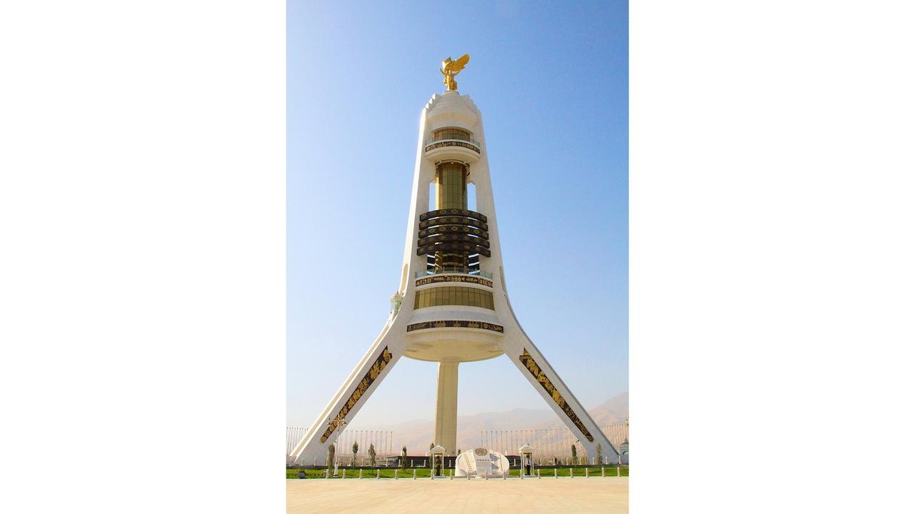 Năm 1995, chính phủ Turkmenistan đã tuyên bố trung lập vĩnh viễn và chính sách đối ngoại của họ đã được Hội đồng Bảo an Liên Hợp Quốc chấp thuận. Để kỷ niệm ngày này, tổng thống đã cho dựng Tượng đài Trung lập, một điểm thăm quan cho phép du khách có cái nhìn 360 độ toàn cảnh thành phố. Chính phủ Turkmenistan đã gọi năm 2015 là năm của Trung lập và Hòa bình để kỷ niệm 20 năm ngày lễ này.