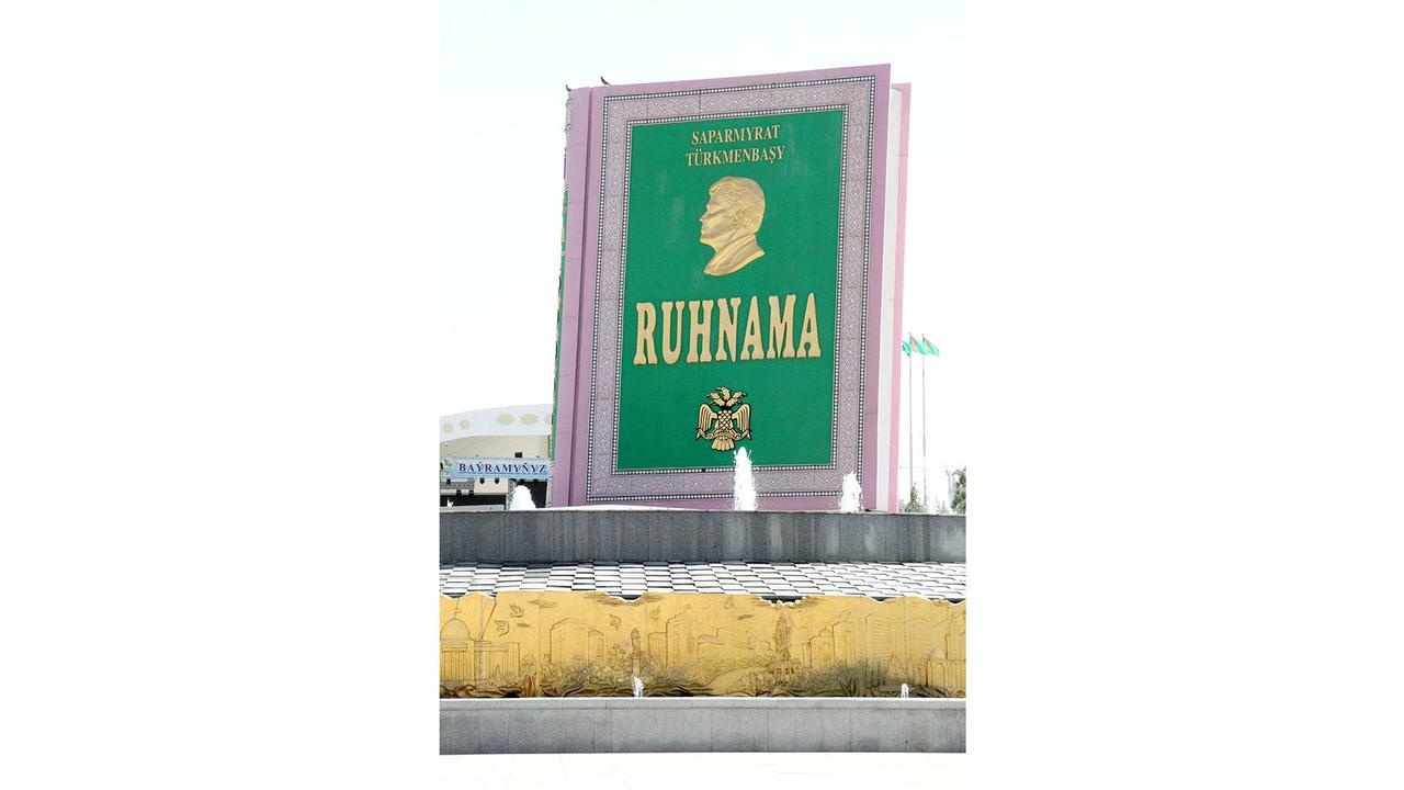 Là một phần trong kế hoạch phát triển của mình, tổng thống Niyazov cũng đặt khôi phục văn hóa Turkmenistan làm ưu tiên hàng đầu. Cuốn sách Ruhnama của Niyazov được đưa vào dạy học trong các trường để dẫn dắt người dân bằng lý tưởng tôn giáo và đạo đức của ông. Tại Công viên Độc lập, một tượng đài lớn có hình cuốn sách Ruhnama đã được dựng lên, bao quanh là rất nhiều tượng của những anh hùng và nhà thơ lớn của Turkmenistan.
