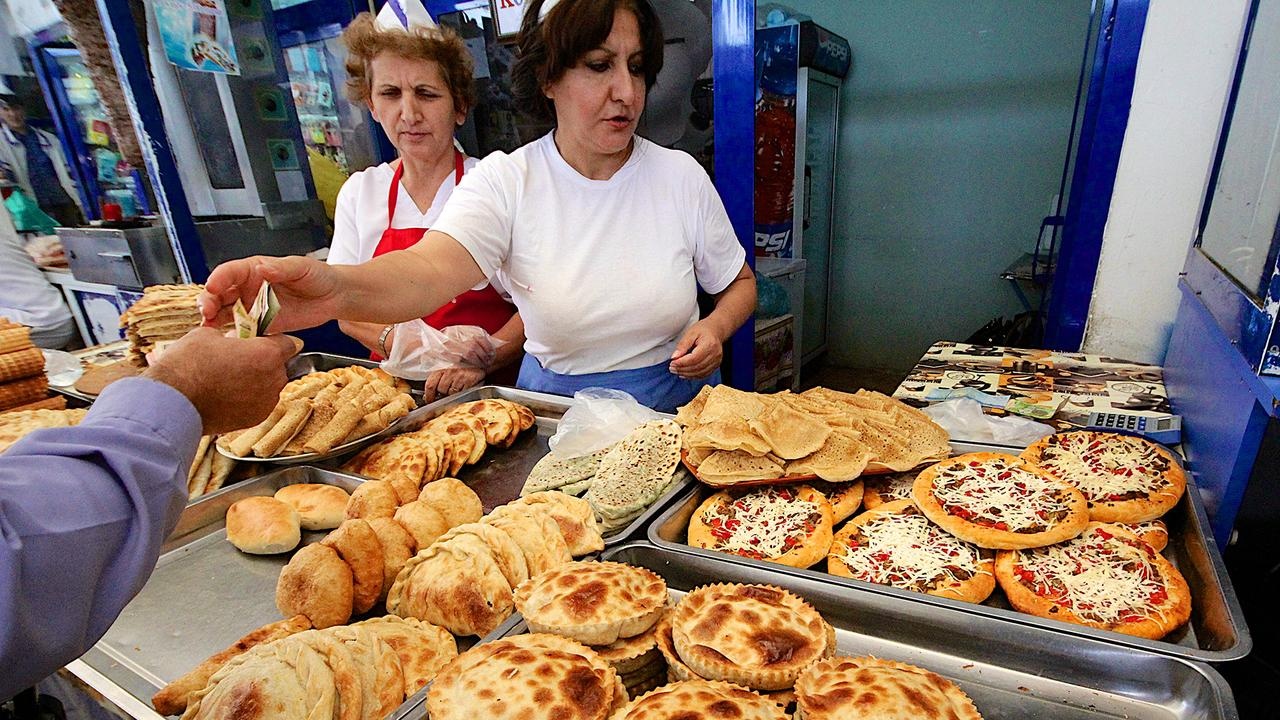 Cũng giống như nhiều nơi ở Trung Á, chợ là một phần quan trọng trong văn hóa người Turkmenistan. Một trong số những chợ lớn và cổ nhất ở nước này là chợ Gulistan. Nằm ở trung tâm thành phố, Gulistan là nơi lý tưởng để trò chuyện với người dân và nếm những món ăn dân tộc. Nhiều loại gia vị được bày bán thành đống, bánh mỳ naan truyền thống mới ra lò được đặt trên quầy hàng và có rất nhiều quán ăn bán mỳ laghman. Bên cạnh đó, người dân có thể mua đồ điện tử, quần áo và đồ lưu niệm ở đây.