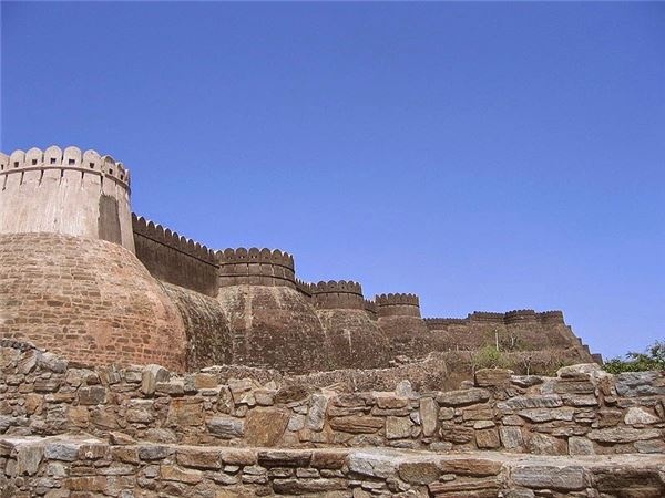 Kumbhalgarh được ghi nhận là kiến trúc tường thành lớn thứ hai trên thế giới. Tuy nhiên, dường như cái bóng quá lớn của Vạn Lý Trường Thành của Trung Quốc đã che mờ đi sự kỳ vĩ nơi đây. Chính vì vậy mà mặc dù được người dân Ấn Độ rất tôn sùng, nhưng Kumbhalgarh chưa được nhiều du khách nước ngoài biết đến. Ảnh: Amusingplanet.com