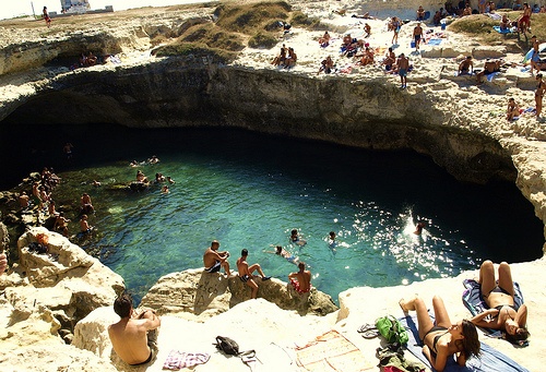 Đó là một hang hốc tự nhiên bị sập mái và tạo ra một hồ bơi lộ thiên hình bầu dục với làn nước màu ngọc lam giữa vùng biển Adriatic. Hồ rộng khoảng 150m2 có đáy cát và mực nước thấp, phù hợp với cả trẻ em. Du khách còn dễ dàng bước xuống hồ bằng một cầu thang tiện dụng!   Vào hè, nơi đây tràn ngập du khách và người thích lặn biển. Dịp này, nhiều quán xá quanh hồ mở các dịch vụ phục vụ khách ngắm hoàng hôn trên biển.