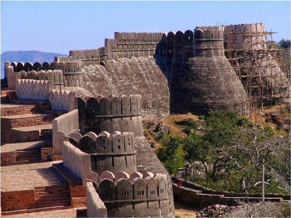 Quần thể kiến trúc Kumbhalgarh được xây dựng trên đỉnh một ngọn đồi cao 1.100 mét so với mực nước biển. Ảnh: Amusingplanet.com