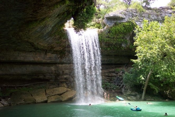Cách thành phố Austin ở bang Texas khoảng 40km là hồ bơi tự nhiên Hamilton Pool trải rộng gần một cây số vuông với thác nước cao 15m thuộc công viên quốc gia Texas.