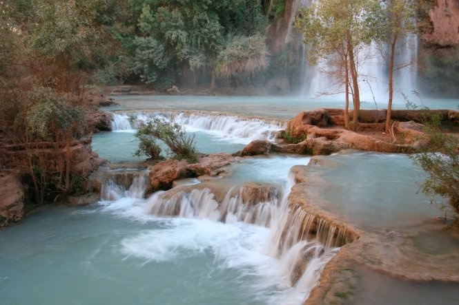 Cảnh tượng còn trở nên huyền diệu hơn khi màu nước xanh của hồ tương phản với những tảng đá đỏ xung quanh.  Đến đây vào hè, bạn sẽ không thể nào quên những giây phút thư giãn trong làn nước trong xanh giữa thiên nhiên hoang dã...