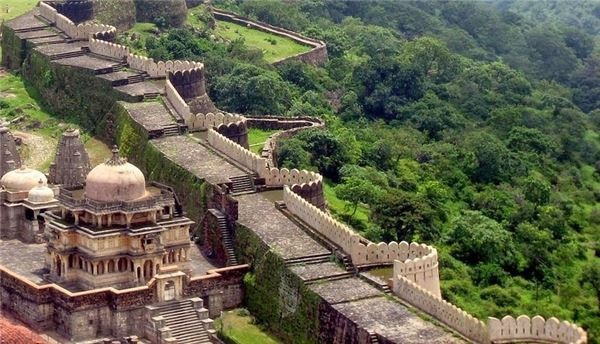 Những bức tường của Kumbhalgarh được xây dựng trong khoảng những năm 1443 đến 1458, trên cơ sở những bức tường đã tồn tại từ trước đó. Chu vi của vòng tường khép kín vào khoảng 14 km với chiều cao của các thành lũy vào khoảng 3-5 mét. Ảnh: Amusingplanet.com
