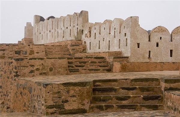 Công trình này có cấu tạo chủ yếu bằng đất đá và gạch nung liên kết nhờ vôi vữa. Ảnh: Amusingplanet.com