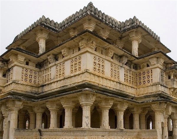 Kumbhalgarh bao bọc một khu vực rộng lớn với nhiều công trình quân sự, văn hóa, tín ngưỡng và dân sinh quan trọng. Ảnh: Amusingplanet.com