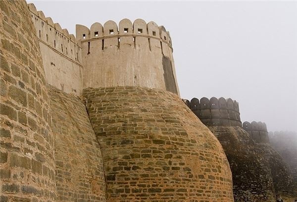 Đứng trên tường thành, du khách có thể dễ dàng bao quát cả một khoảng không gian rộng lớn trải dài hàng chục cây số, bao gồm toàn bộ khu vực nội thành, vùng Aravalli láng giềng hay thậm chí là cả sa mạc Thar gần đó. Ảnh: Amusingplanet.com