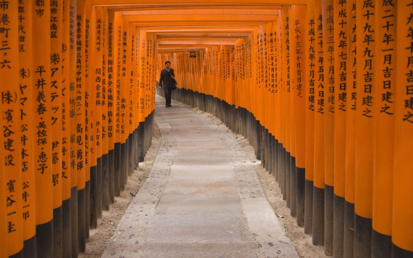 1. Tham quan thành phố Kyoto cổ kính  Từng là thủ đô của Nhật Bản trong suốt 1.000 năm, Kyoto sở hữu một bộ sưu tập đồ sộ các điểm đến được UNESCO công nhận là di sản văn hóa thế giới. Bên cạnh đó, vùng đất cố đô còn tự hào bởi những đặc trưng văn hóa như khu phố geisha và nền ẩm thực độc đáo. Khách du lịch Kyoto nhất định sẽ bị hấp dẫn bởi sắc màu cổ kính với kiến trúc đền đài đậm chất Nhật Bản, cũng như hơi thở hiện đại được thể hiện qua những quán bar và cà phê.