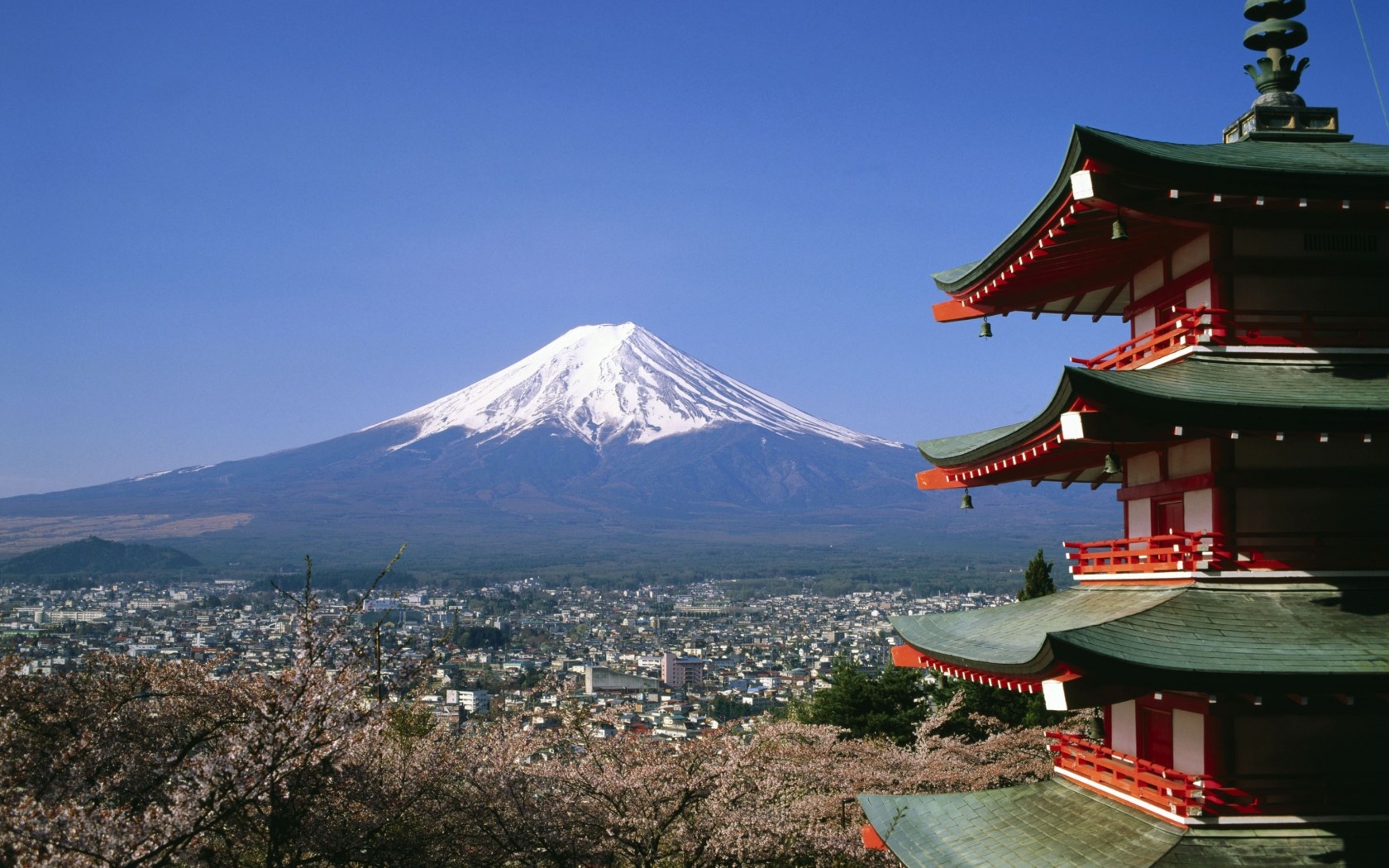 11. Leo núi Phú Sĩ  Phú Sĩ là ngọn núi cao nhất Nhật Bản và là biểu tượng của “đất nước mặt trời mọc”. Với người dân Nhật, núi Phú Sĩ là “ngọn núi thiêng”, “ngọn núi thần” che chở cho nước Nhật, đem đến sự tốt lành, may mắn. Mặc dù thời gian mở cửa không nhiều, nhưng hàng năm nơi đây đều thu hút khoảng 25 triệu người Nhật Bản và khách nước ngoài đến tham quan, du lịch.