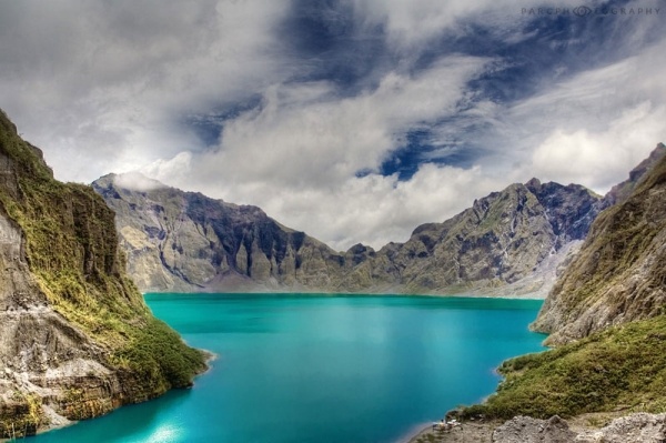 Chúng tôi đã có 1 ngày trekking đến núi Pinatubo, và đi vào hồ trên miệng núi lửa và kết thúc chuyến đi bằng cách tận hưởng spa bằng bùn. Xuống xe từ chiếc xe jeep và bắt đầu điểm trekking, nơi chúng tôi đi bộ khoảng 1,5 giờ để đến hồ trên miệng núi lửa. (Có một lựa chọn khác là họ sẽ cho bạn xuống nơi chỉ cần đi bộ 30 phút là đến).