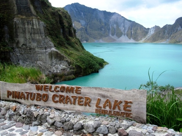 1. Trekking núi Pinatubo (và tận hưởng spa bùn).