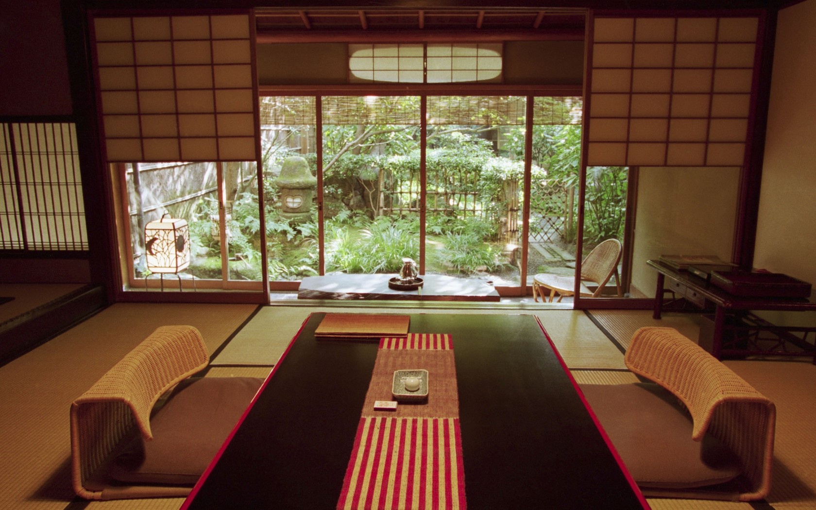 12. Nghỉ ngơi tại một Ryokan  Ryokan là những quán trọ truyền thống của Nhật. Tại đây, du khách sẽ được nghỉ ngơi trong những căn phòng được trang trí đậm chất Nhật, sẽ được thoải mái chiêm ngưỡng những người phục vụ mặc kimono. Bạn cũng sẽ được phục vụ một bữa ăn sáng và tối theo phong cách truyền thống, tuy nhiên giá cả thì không “bèo” một chút nào.