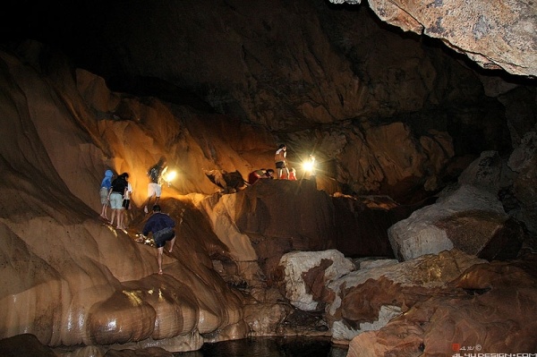 Có những lúc chúng tôi phải xoay người như Tazan từ bệ đá nhảy qua bệ đá kia bằng dây thừng, lội qua những vùng nước sâu đến lồng ngực, và nhảy qua vách đá. Tất cả được thực hiện không có một bất kỳ dây an toàn nào. 