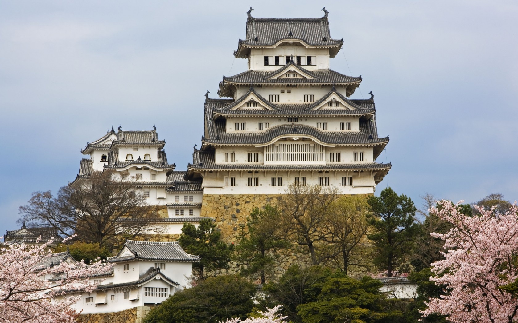 17. Ghé thăm lâu đài Himeji  Lâu đài Himeji là một trong những di tích lịch sử cổ và nổi tiếng nhất ở Nhật Bản. Himeji được người Nhật coi là quốc bảo. Tuy các lối đi trong lâu đài đã được đánh dấu rõ ràng, nhưng nhiều du khách khi tới viếng thăm vẫn bị lạc bởi hệ thống mê cung được xây dựng từ thời xa xưa. Himeji như một bức tranh thủy mặc với lâu đài nổi bật giữa một màu xanh bao la của cây cỏ, màu nâu xám của tường đá và điểm xuyết những sắc hoa rực rỡ.