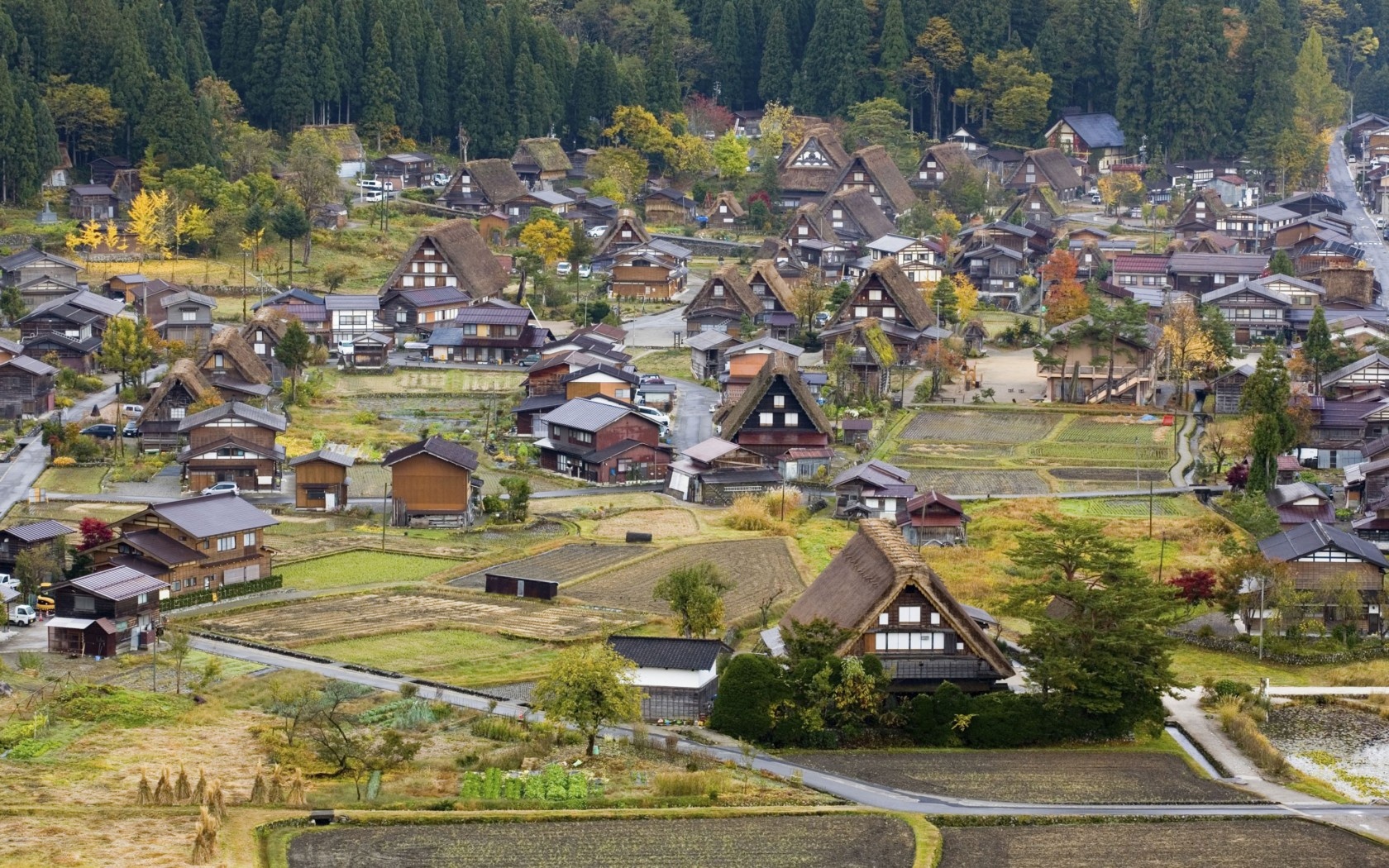 18. Dạo quanh làng cổ Shirakawa  Ngôi làng cổ Shirakawa xinh đẹp nằm ở tỉnh Gifu thuộc miền trung Nhật Bản, với những ngôi nhà phủ đầy tuyết trắng là một di sản được UNESCO công nhận ở Nhật Bản, được biết nơi đây cũng từng là nơi tác giả Fujiko Fujio sáng tác những tập đầu tiên của bộ truyện tranh Đôrêmon nổi tiếng. 