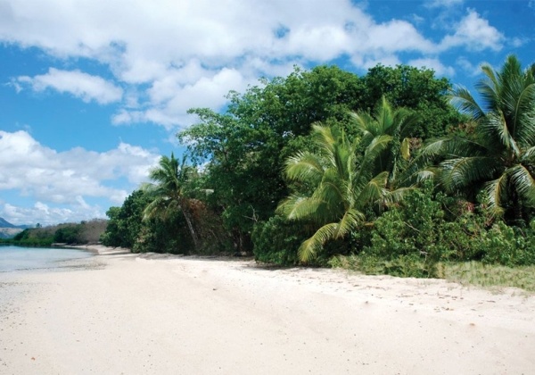 Diện tích hoàn đảo khoảng 17 ha, điểm cao nhất của hòn đảo khoảng 33 mét so với mực nước biển.