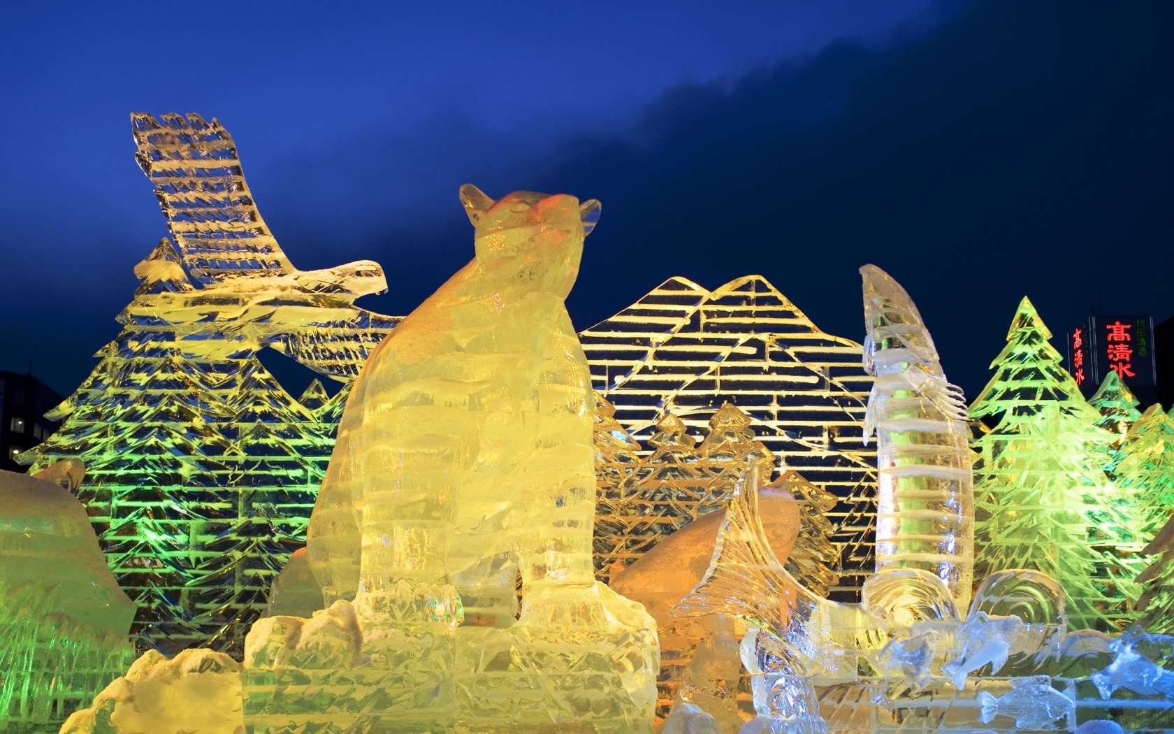 4. Tham gia lễ hội băng tuyết Sapporo  Bao phủ bởi khung cảnh tuyết trắng xóa là ấn tượng đầu tiên khi bạn tới thăm thành phố Sapporo. Lễ hội được tổ chức trong tuần đầu tiên của tháng 2, tại đây bạn sẽ thực sự choáng ngợp bởi các tác phẩm nghệ thuật điêu khắc từ băng tuyết vô cùng độc đáo, mô phỏng các công trình kiến trúc, các kỳ quan nổi tiếng của thế giới và nhìn ngắm các cảnh quan mờ ảo, thấp thoáng trong tuyết. 