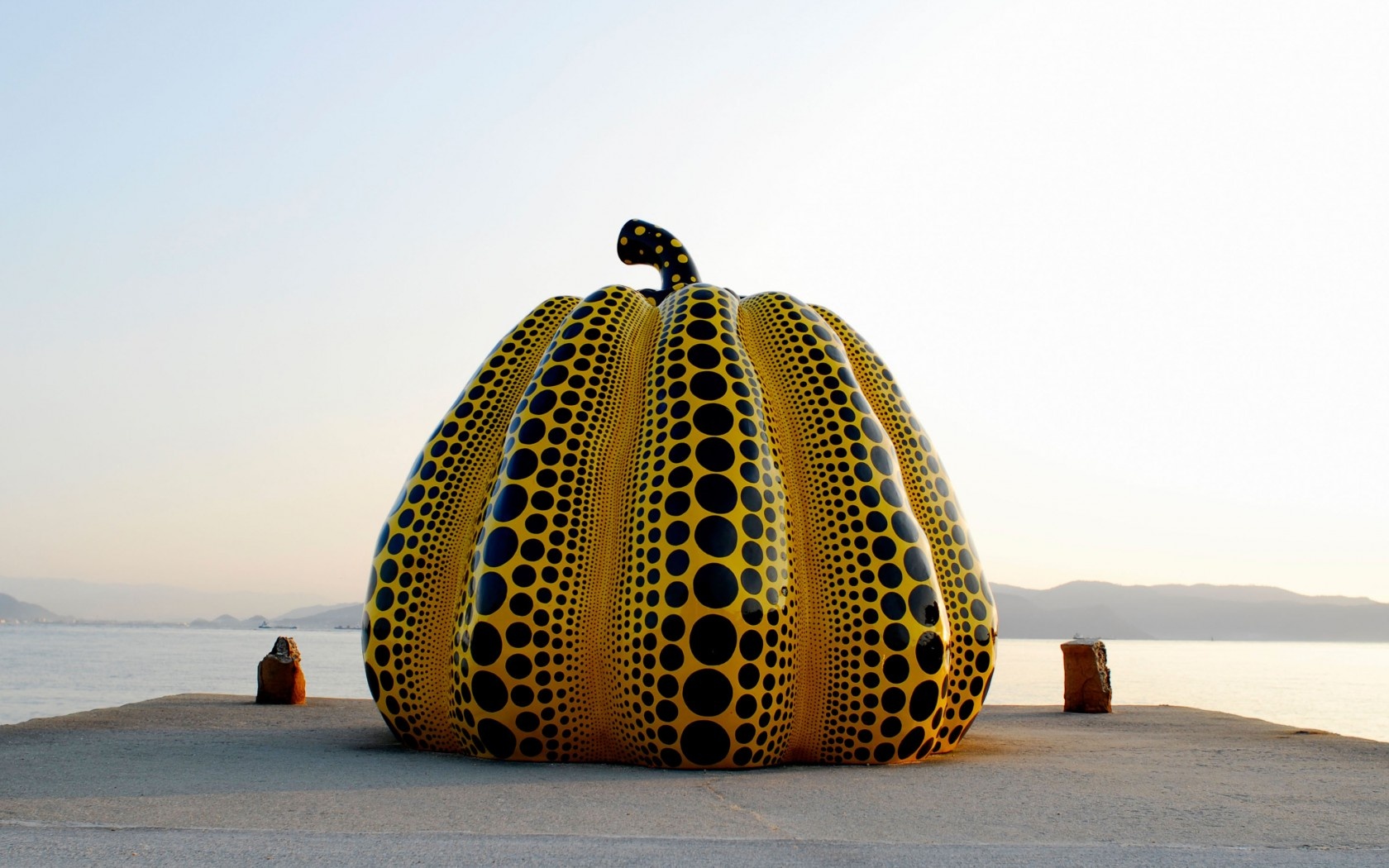 6. Ghé thăm “hòn đảo nghệ thuật” Naoshima  Naoshima là một điểm dừng chân thú vị để du khách có thể thư thái, đắm mình trong cảnh đẹp thiên nhiên yên bình và thả hồn theo nghệ thuật. Naoshima được vinh danh là “Hòn đảo nghệ thuật” bởi nghệ thuật len lỏi vào trong từng ngõ ngách nhỏ trên hòn đảo này. Những điểm dừng chân nổi tiếng ở đây là Benesse House, bảo tàng nghệ thuật Chichu, bảo tàng Lee Ufan và dự án cảnh quan Nhà nghệ thuật.