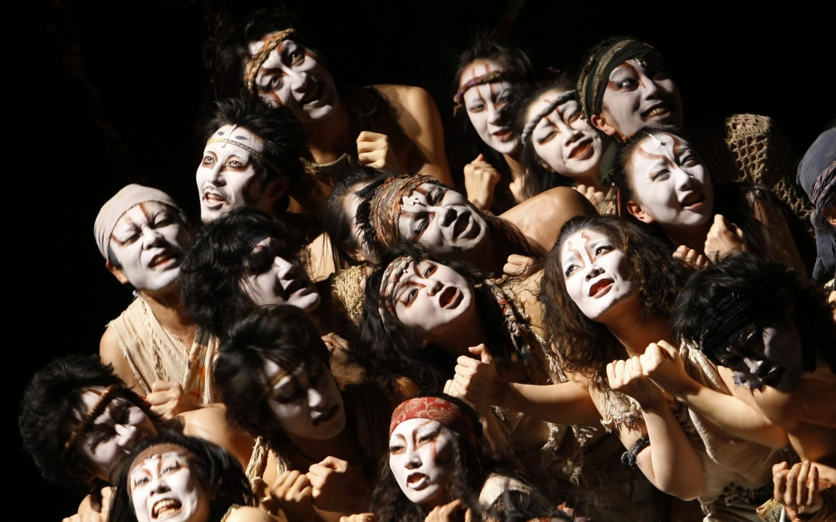 7. Xem một buổi trình diễn nghệ thuật Kabuki  Kabuki là một trong 3 loại hình nghệ thuật sân khấu chính của Nhật Bản, cùng với kịch No và kịch rối Bunraku. Kabuki ra đời vào đầu thế kỷ 17 dưới hình thức biểu diễn tạp kỹ, sau đó trở thành một loại hình kịch nghệ được ưa chuộng nhất trong thời kỳ Edo. Bằng sự kết hợp giữa nghệ thuật diễn xuất, múa và âm nhạc, Kabuki là môn nghệ thuật hết sức độc đáo và hiện được công nhận là một trong những loại hình kịch nghệ truyền thống vĩ đại của thế giới.