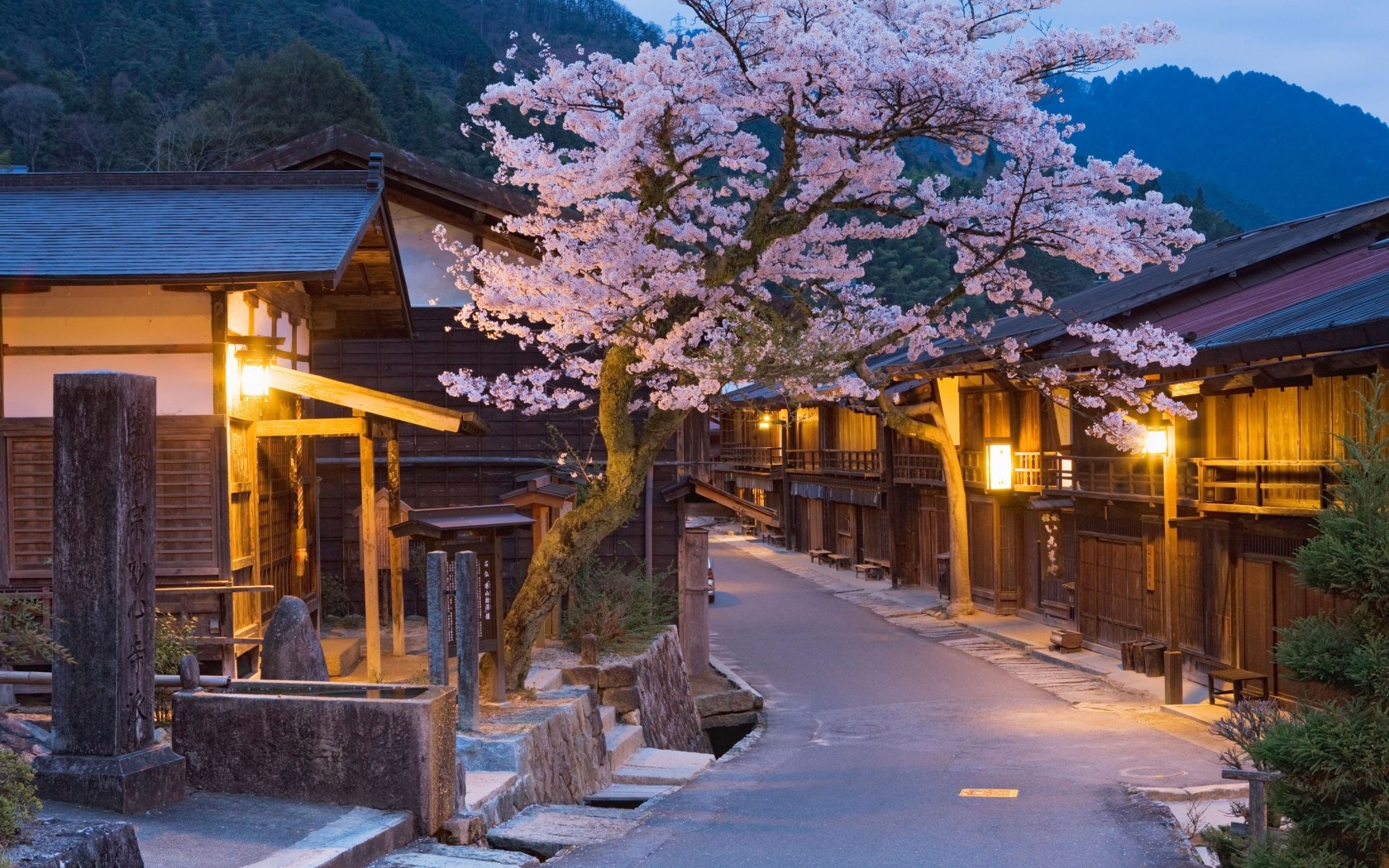 8. Ngắm hoa anh đào ở thung lũng Kiso, Nhật Bản  Hai trăm năm trước, thung lũng Kiso là một trong những tuyến đường chính xuyên qua miền trung Nhật Bản. Ngày nay, nơi đây là một địa điểm được du khách rất yêu thích bởi những vẻ đẹp cổ kính. Tại đây, du khách có thể dạo quanh những cửa hàng lưu niệm trang nhã, thưởng thức đồ ăn ở một nhà hàng truyền thống và ngắm hoa anh đào.