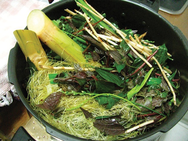 Nước mát. Người ta thường gọi thức uống nấu từ cây thuốc dòi (hay còn gọi là bọ mắm), rễ tranh, mía lau, cây mã đề, râu bắp, cây lẻ bạn, rong biển, lá dứa… là nước mát. Những loại cây cỏ tự nhiên này chế biến kết hợp với nhau sẽ cho ra loại thức uống giải nhiệt, giải độc rất tốt. Nước có mùi thơm, rất dễ uống. Bạn có thể tìm mua những bó nguyên liệu bán ở chợ hay siêu thị rồi đem về nấu. Chỉ cần nấu khoảng 30 phút, thấy nước ra màu nâu đỏ đẹp là được. Nấu xong, để nước nguội, cho vào bình uống trong ngày hoặc để vào tủ lạnh dùng dần. Muốn uống ngon hơn, có thể thêm đường.