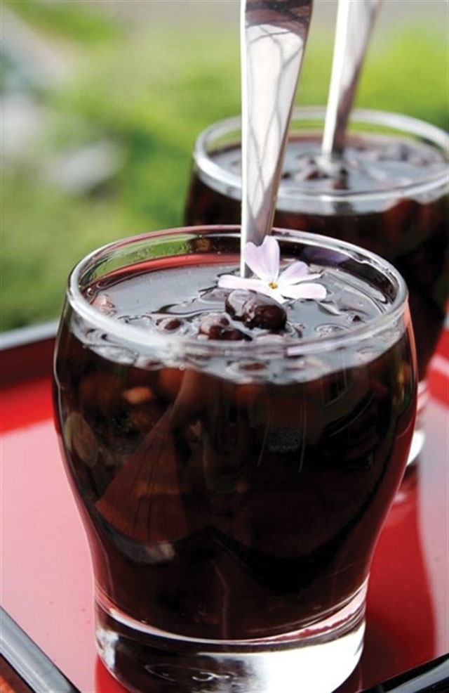 Nước đậu. Đậu xanh, đậu nành, đậu ván trắng, đậu đen, đậu đỏ đều có thể nấu làm thức uống giải nhiệt rất tốt. Bạn có thể nấu khi đậu còn tươi hoặc đem rang thơm trước khi nấu. Ở quê, người ta còn hay rang đậu thật vàng rồi cho vào bình thủy, châm nước sôi vào, uống như trà. Đậu xanh giúp thanh nhiệt giải độc, tiêu khát, lợi tiểu, chữa lở loét... Đậu đen trừ phong nhiệt, giải độc, giải nhiệt…