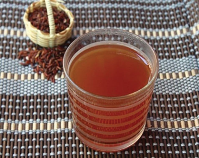 Nước gạo lứt. Gạo lứt giàu dinh dưỡng, nguyên tố vi lượng, giúp thanh nhiệt, mát gan, lọc máu. Để nấu nước gạo lứt, bạn chỉ cần khoảng 100g gạo cho 2 lít nước, nấu cho đến khi gạo nhừ rồi uống. Trong quá trình nấu, có thể cho thêm ít muối. Ngoài các loại nước mát nấu theo cách trên, bạn có thể uống nước ép trái cây, nước dừa, ăn nhiều rau xanh, đặc biệt là uống nhiều nước để tránh mất nước trong những ngày nắng nóng.