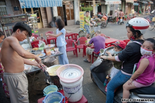 Hiếm có nơi nào mà văn hóa ẩm thực đường phố phát triển mạnh mẽ như ở Việt Nam. Người phụ nữ này có thể không cần gửi xe, khi đang phải đèo thêm con nhỏ mà vẫn có thể chờ đợi mua bánh xèo mang về tại Tp HCM.