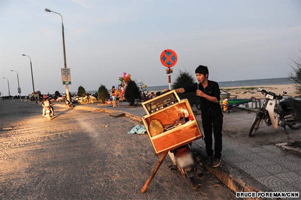Ở Việt Nam có rất nhiều dịch vụ sáng tạo. Chàng trai trong ảnh mưu sinh bằng việc hát rong bên bờ sông Đồng Hới phục vụ khách nhậu. Anh hát những bài hát mà các vị khách này yêu cầu.