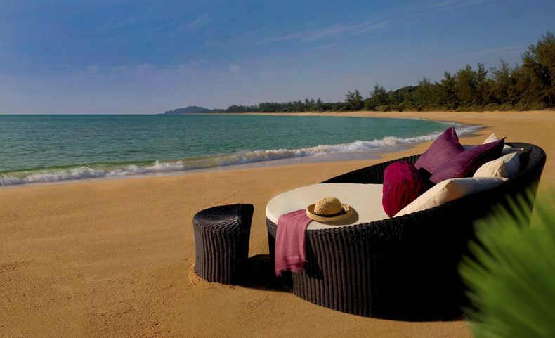 3. Terengganu Nằm trên bờ phía Đông của đảo Malaysia với 3 mặt giáp biển, đường bờ biển dài của Terengganu được bao phủ bởi những bãi tắm đẹp với làn nước ấm và trong xanh. Terengganu có nhiều hòn đảo mà chắc chắn khiến du khách yêu thích như công viên biển Redang, Kapas, Perhentian và Tenggol. Đặc biệt nhất là Redang với nhiều địa điểm lặn tuyệt vời, những rặng san hô tráng lệ hùng vĩ, xung quanh là đời sống sinh vật biển đa dạng, phong phú đến ngạc nhiên. Bên cạnh đó, những người yêu biển, yêu thiên nhiên và tìm kiếm một kỳ nghỉ hoàn hảo nên đến Tanjung Jara - một khu nghỉ mát được thiết kế dựa theo mô hình một lâu đài cổ của người Mã Lai.