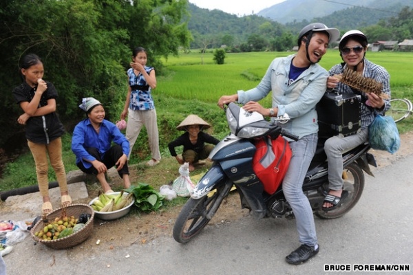 Trên những con đường liên tỉnh đi qua các vùng nông thôn, người ta có thể dễ dàng bắt gặp hình ảnh người nông dân mang nông sản mới thu hoạch lên bày bán ven đường để đảm bảo sự tươi ngon. Tất nhiên, những vị khách của họ cũng không cần rời khỏi xe để mua sắm.