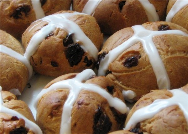 Anh: Những chiếc bánh nhỏ có rắc nhiều loại hoa quả khô, trên mặt bánh được vạch làm tư để tượng trưng cho chiếc Thánh giá là món bánh tráng miệng đặc trưng ở Anh trong lễ Phục Sinh.